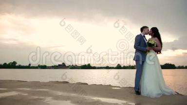 新婚夫妇在河岸接吻
